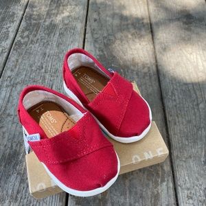 (367) Toms Red Canvas